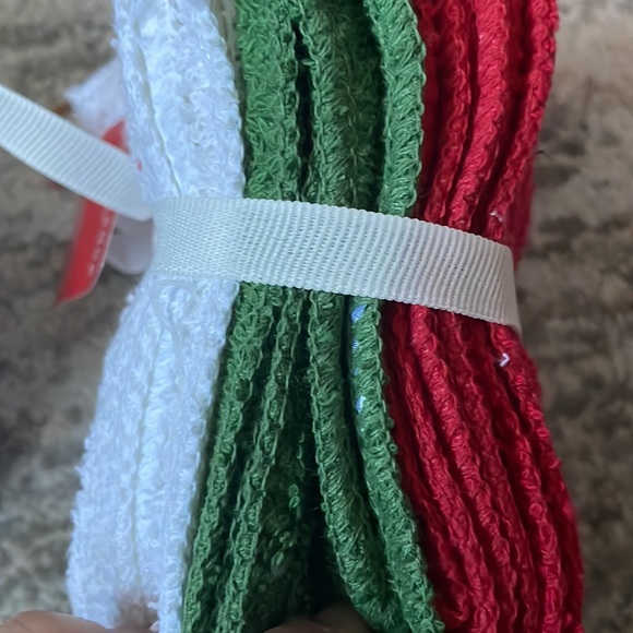 Perfect lil gift holiday color wash clothes n a delicious smelling candle new - Picture 7 of 7